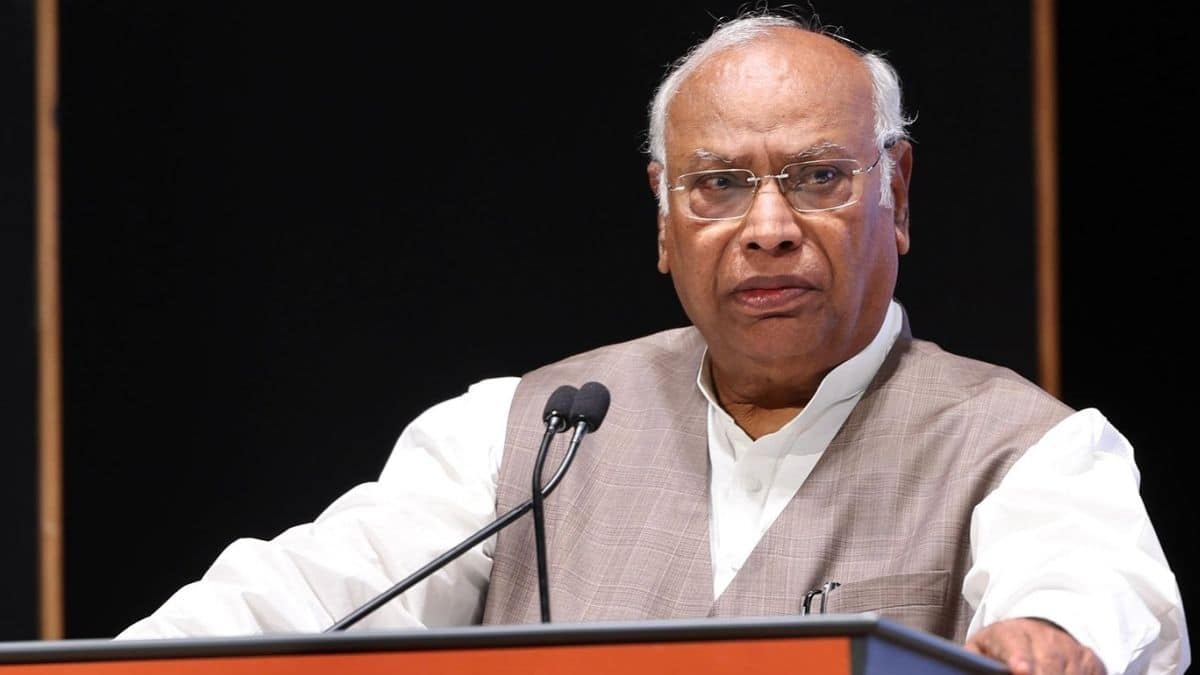 खरगे ने कहा कि आज स्कूली शिक्षा की स्थिति कोविड से पहले से भी बदतर हो गई है। (इमेज-एक्स/@kharge)