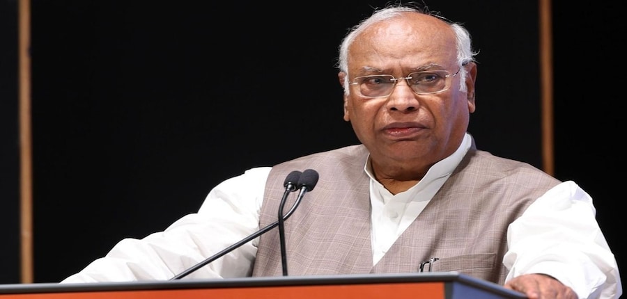 खरगे ने कहा कि आज स्कूली शिक्षा की स्थिति कोविड से पहले से भी बदतर हो गई है। (इमेज-एक्स/@kharge)