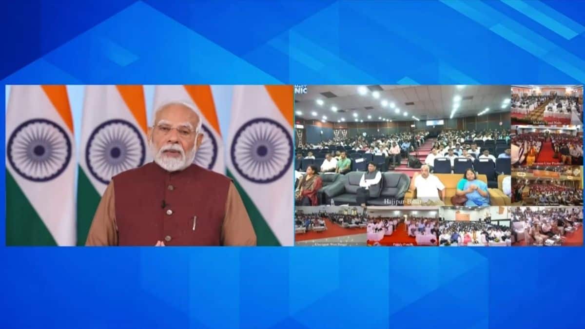 इस अवसर पर पीएम मोदी ने नवनियुक्त युवाओं को संबोधित भी किया। (इमेज-एक्स/@BJP4India)