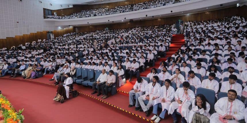 बीटेक (CSE)  के छात्र श्रीहरि सी को ‘भारत के राष्ट्रपति स्वर्ण पदक’ से सम्मानित किया गया।