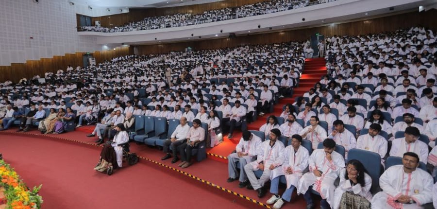 बीटेक (CSE)  के छात्र श्रीहरि सी को ‘भारत के राष्ट्रपति स्वर्ण पदक’ से सम्मानित किया गया।