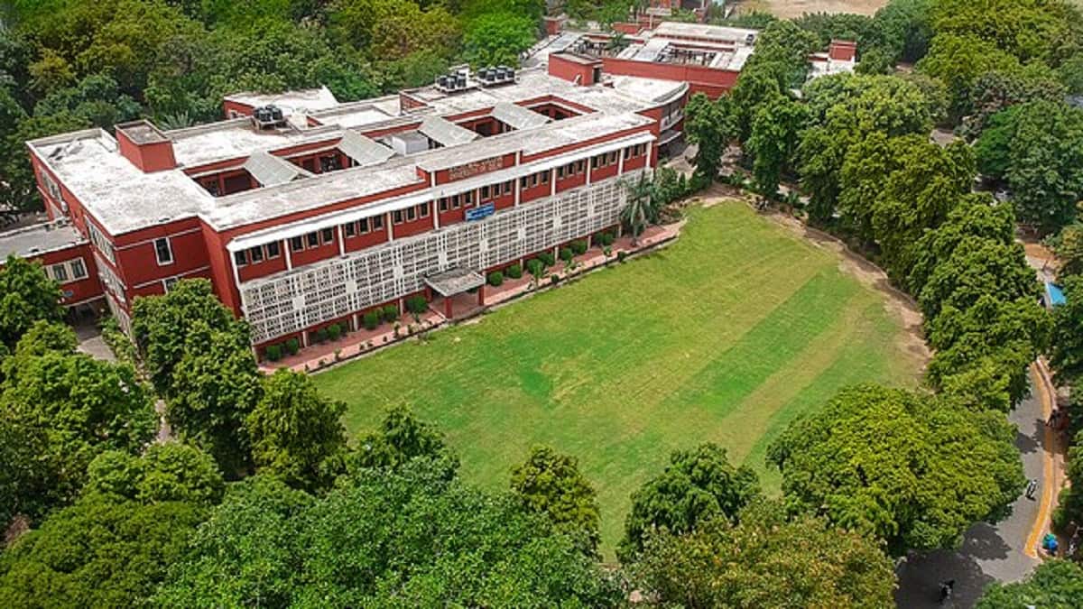 Kirori Mal College cut-off trends for BA, BCom, and BSc courses. (Image: KMC/ Wikimedia Commons)