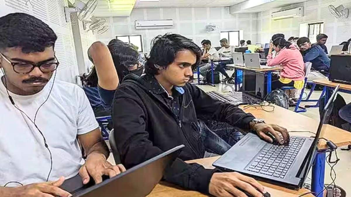 इस अधिसूचना के अनुसार, भारतीय रेलवे में विभिन्न ग्रेजुएट लेवल पदों के लिए कुल 30,307 रिक्तियां भरी जाएंगी। (प्रतीकात्मक-विकिमीडिया कॉमन्स)