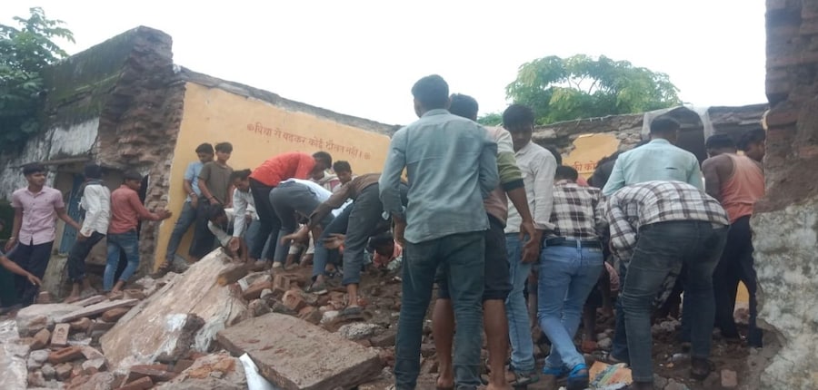 पुलिस ने बताया कि शिक्षकों और ग्रामीणों की मदद से बच्चों को मलबे से बाहर निकाला गया। (सोशल मीडिया)