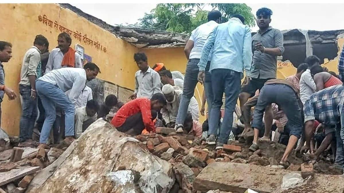 राजस्थान के झालावाड़ जिले में सरकारी स्कूल की इमारत का एक हिस्सा गिरने से 6 बच्चों की मौत हो गई। (इमेज-पीटीआई)