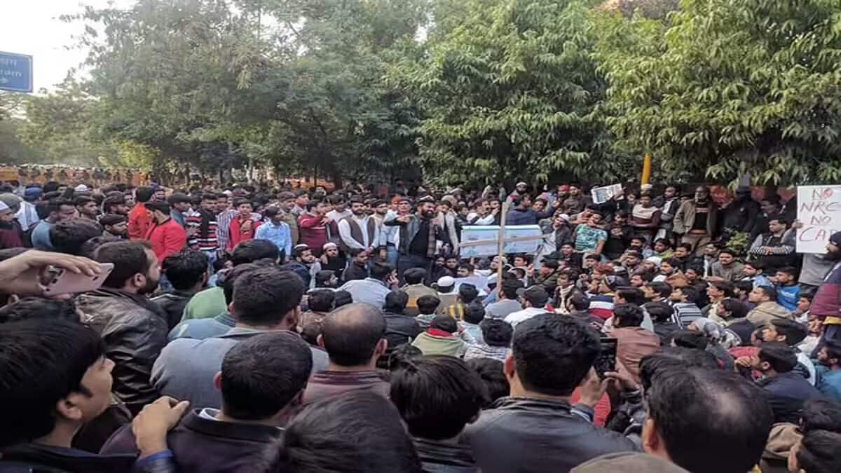 SFI activists clashed with organisers and police, demanding the Bharat Mata portrait be removed from the Senate Hall. (Image: Wikimedia Commons)