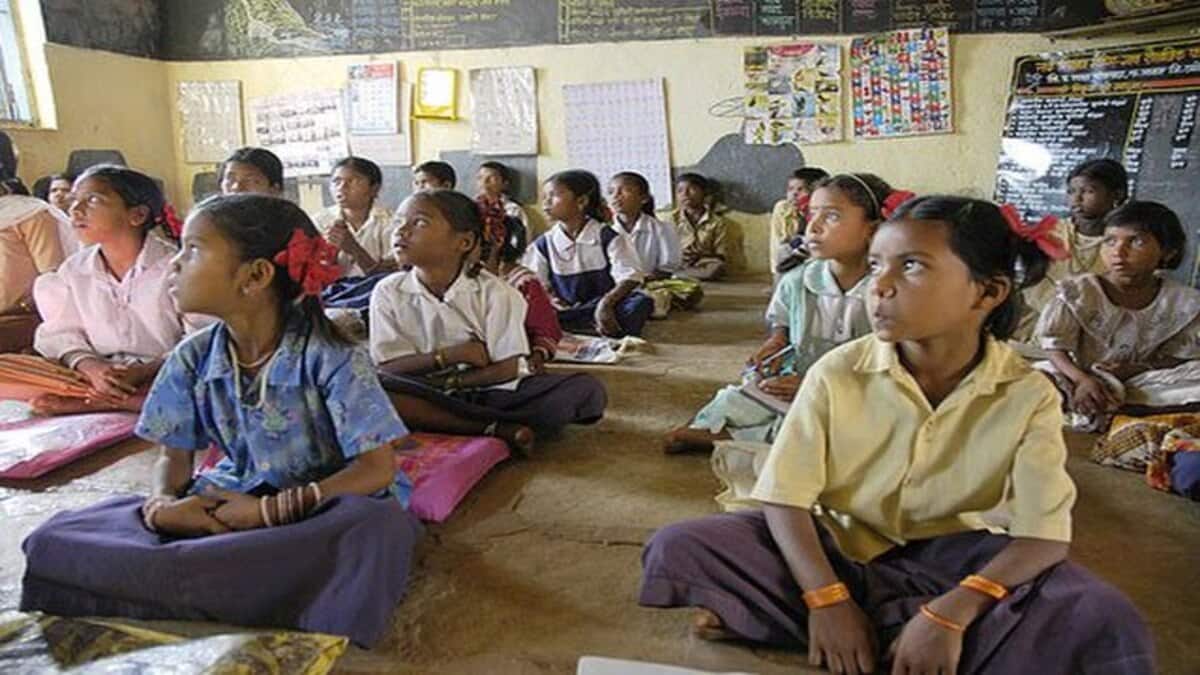 Karnataka decides to start English medium classes in 4,134 government  primary schools
