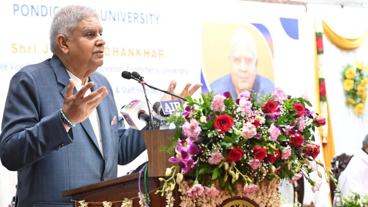 उपराष्ट्रपति जगदीप धनखड़ ने कहा कि भारतीय संविधान की प्रस्तावना बच्चों के लिए माता-पिता की तरह है। (इमेज-एक्स/@VPIndia)