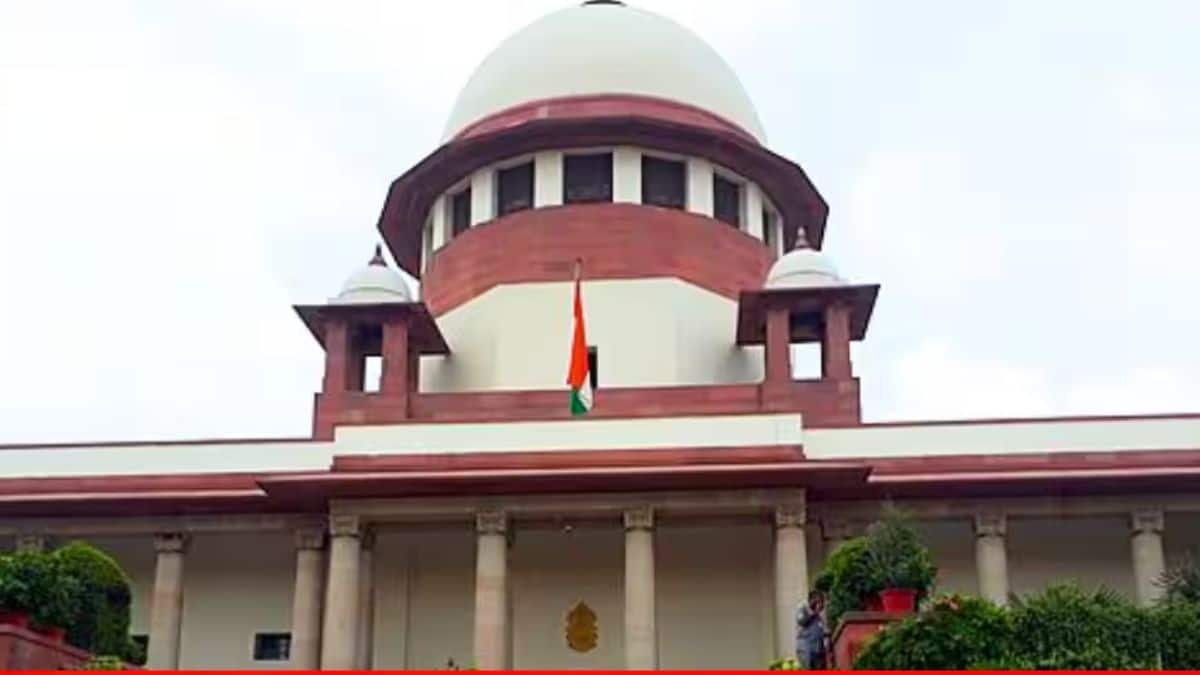 पीठ ने वकील के हाईकोर्ट जाने के बजाय सीधे सुप्रीम कोर्ट जाने के फैसले पर सवाल उठाया। (प्रतीकात्मक-विकिमीडिया कॉमन्स)