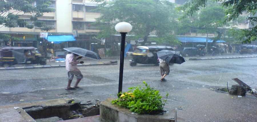 The IMD has issued red alerts for several districts in Mumbai for today and tomorrow. (Wikimedia Commons: Representational image: Wikimedia Commons)