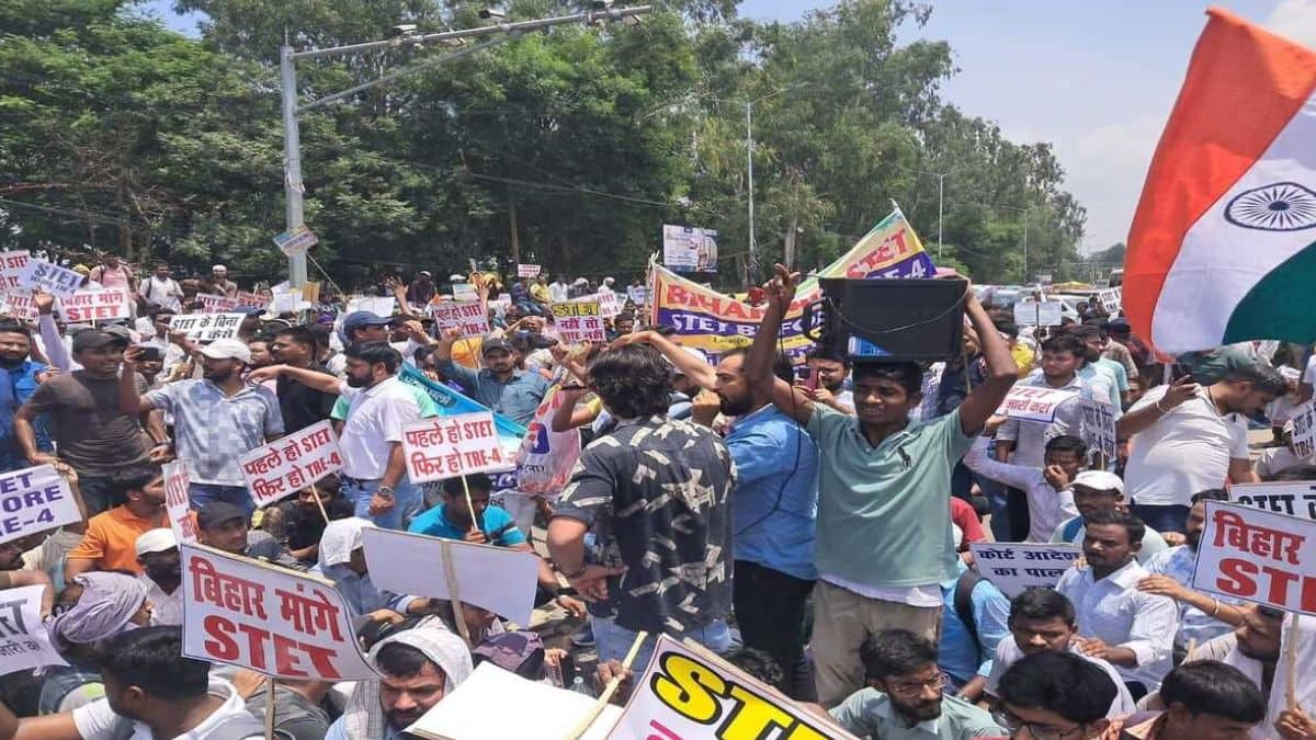 एसटीईटी आयोजित कराने की मांग को लेकर डाक बंगला चौराहे पर प्रदर्शनकारियों पर हल्का बल प्रयोग किया गया। (इमेज-एक्स/@rakeshyadav)