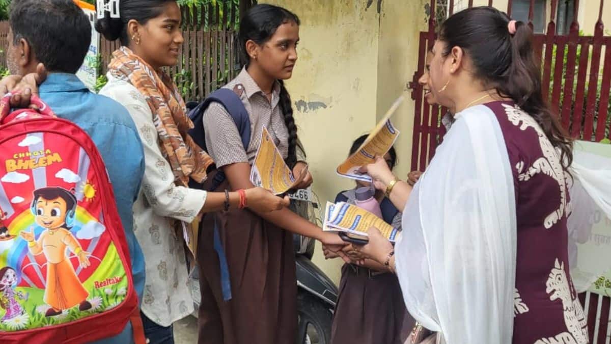 आप की छात्र शाखा पूरे दिल्ली के सभी स्कूलों के बाहर जागरूकता अभियान करते हुए पहल का नेतृत्व करेगी। (इमेज-एक्स/@Saurabh_MLAgk)