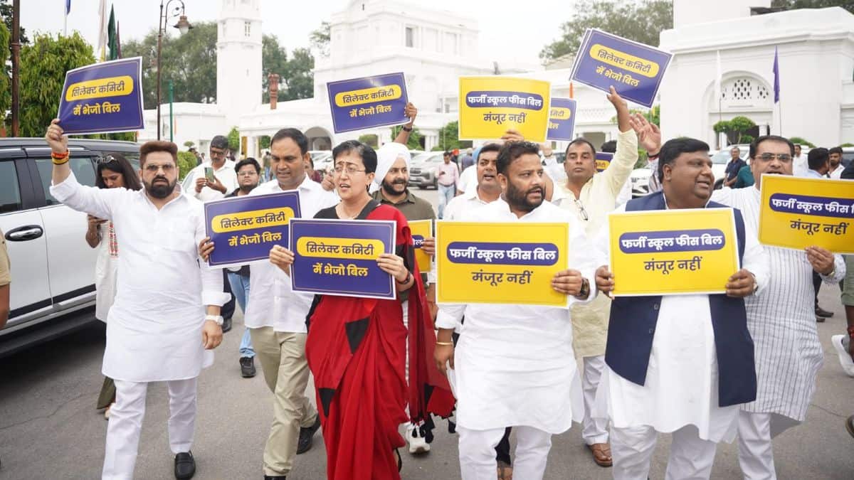 आम आदमी पार्टी ने इस विधेयक को निजी स्कूल मालिकों को लाभ पहुंचाने के लिए बनाया गया एक "ढोंग" बताया।(इमेज-एक्स/@AamAadmiParty)