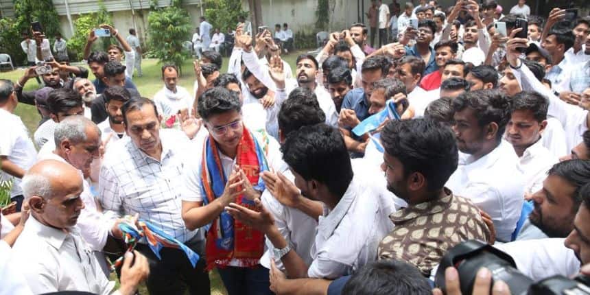 विरोध प्रदर्शन में कांग्रेस महासचिव सचिन पायलट और एनएसयूआई के प्रदेश अध्यक्ष विनोद जाखड़ समेत कई वरिष्ठ कांग्रेस नेता शामिल हुए। (इमेज-आधिकारिक एक्स/सचित पायलट)