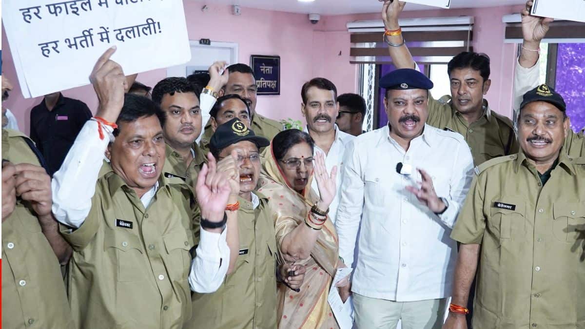 कांग्रेस ने एमपी विधानसभा परिसर में प्रदर्शन किया और मामले की न्यायिक जांच की मांग की। (इमेज-एक्स/@LOP_MPstate)