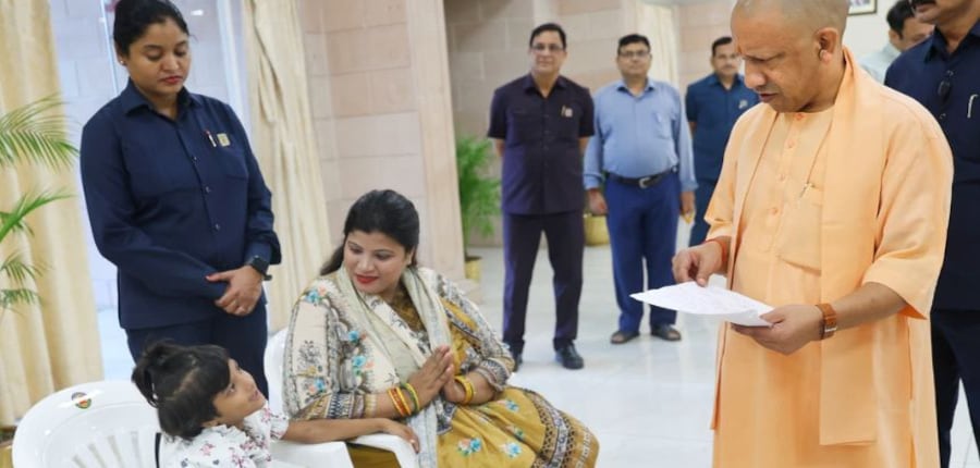 कानपुर निवासी मायना ने सीएम योगी को बताया कि वह डॉक्टर बनना चाहती है। (स्त्रोत-एक्स/यूपी सीएमओ)