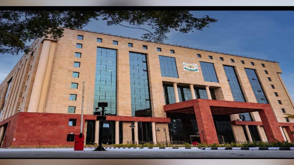 बोर्ड ने जारी नोटिस में स्पष्ट किया है कि बोर्ड परीक्षाओं में बैठने के लिए छात्रों की न्यूनतम 75% उपस्थिति अनिवार्य होगी। (इमेज-एक्स/@cbseindia29)