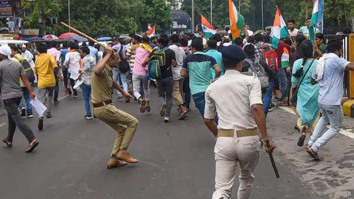 बिहार में कांस्टेबल भर्ती परीक्षा की तिथि घोषित करने की मांग को लेकर पटना में अभ्यर्थियों ने प्रदर्शन किया। (इमेज-एक्स/@Meajay123)