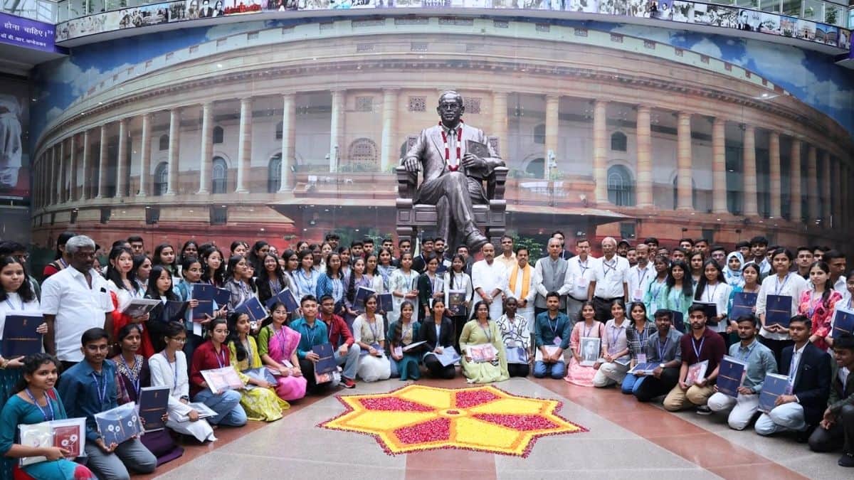 केंद्रीय मंत्री वीरेंद्र कुमार की उपस्थिति में डॉ. अंबेडकर राष्ट्रीय मेधा पुरस्कार समारोह 2025 का आयोजन किया गया। (इमेज-एक्स/@MSJEGOI)