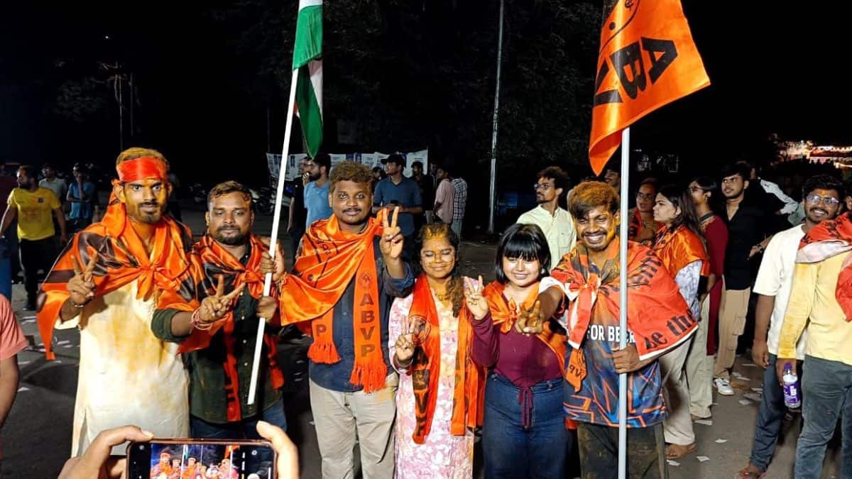 एबीवीपी ने सभी छह पदों (अध्यक्ष, उपाध्यक्ष, महासचिव, संयुक्त सचिव, सांस्कृतिक सचिव और खेल सचिव) पर जीत हासिल की। (इमेज-एक्स/@NationalistShiv)