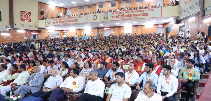 सीसीएसयू के 37वें दीक्षांत समारोह में एआईसीटीई के अध्यक्ष प्रो टीजी सीताराम मुख्य अतिथि के रूप में शामिल हुए। (स्त्रोत-आधिकारिक एक्स/सीसीएस यूनिवर्सिटी)