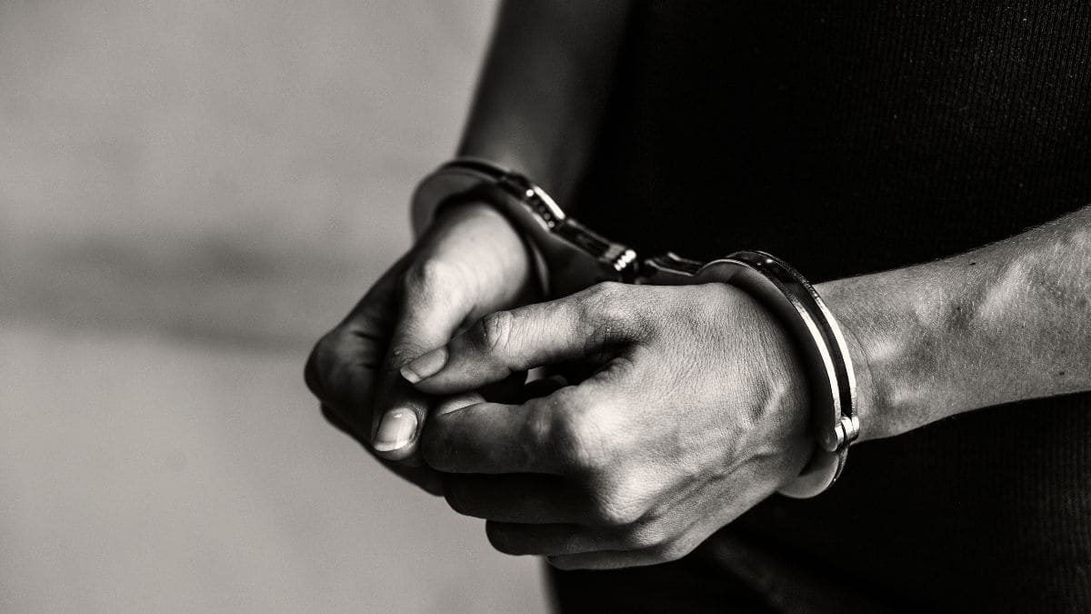 पुलिस ने बताया कि परीक्षा में अभ्यर्थी के तौर पर शामिल हुए खालिद को हरिद्वार के लक्सर क्षेत्र से गिरफ्तार किया गया। (प्रतीकात्मक-फ्रीपिक)