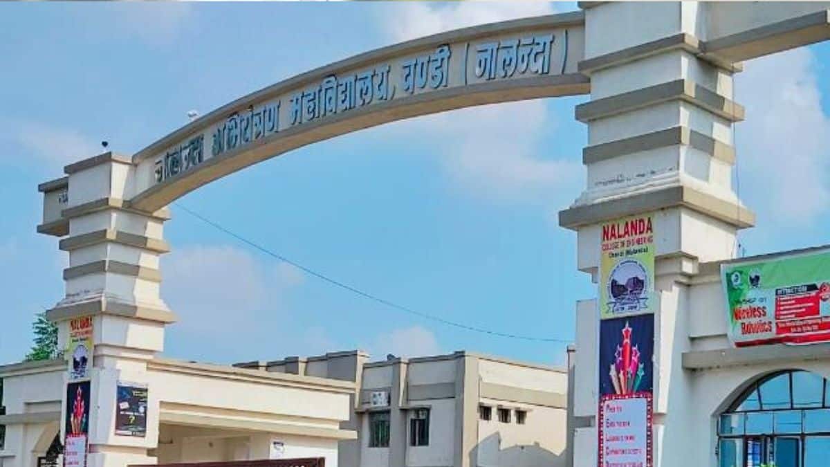 छात्रों ने पुलिस वाहन को क्षतिग्रस्त करने के अलावा कॉलेज की संपत्ति को भी नुकसान पहुंचाया। (प्रतीकात्मक-विकिमीडिया कॉमन्स)
