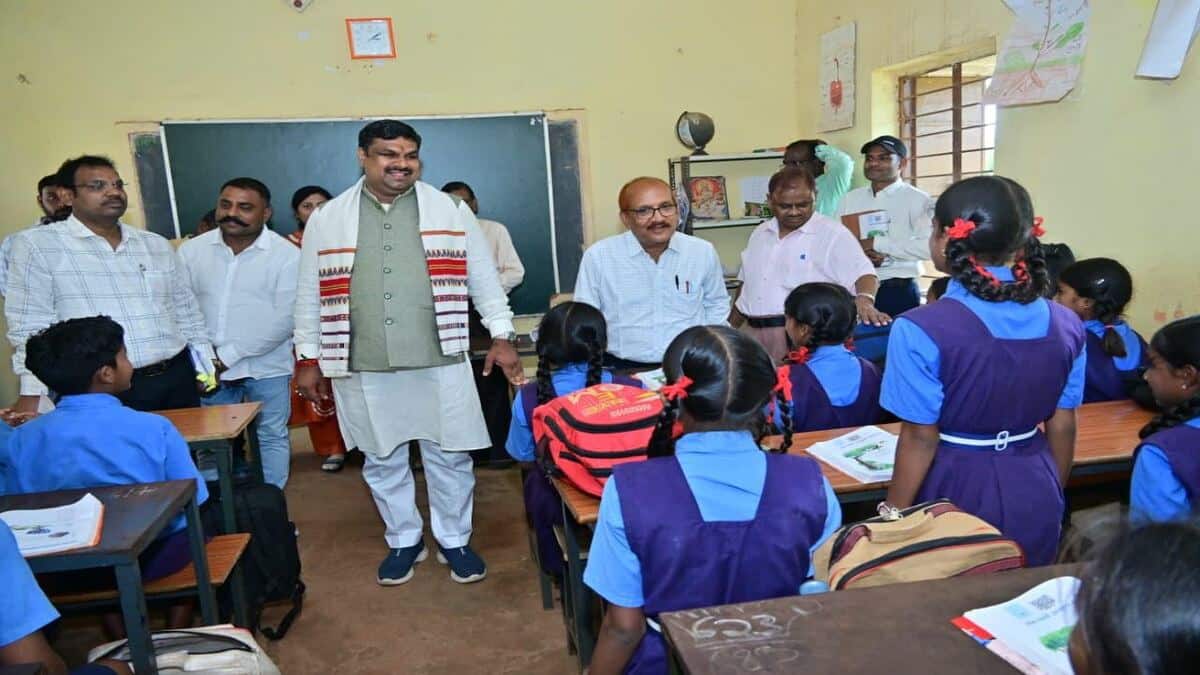 Education Minister Gajendra Yadav interacts with students and reviews school facilities during a surprise inspection of multiple schools in Durg district. (Image: Official press release)