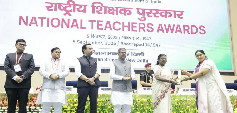 राष्ट्रपति द्रौपदी मुर्मू के साथ राष्ट्रीय शिक्षक पुरस्कार समारोह में केंद्रीय शिक्षा मंत्री धर्मेंद्र प्रधान व अन्य लोग मौजूद रहे। (स्त्रोत-पीआईबी)