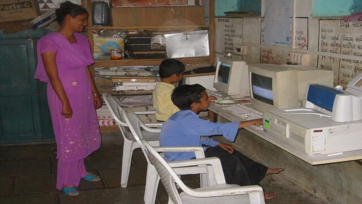 West Bengal SSC Recruitment: Another 2.46 lakh candidates will sit for the recruitment test of assistant teachers of classes 11 and 12 at 478 centres on September 14. (Representational image: Wikimedia Commons)