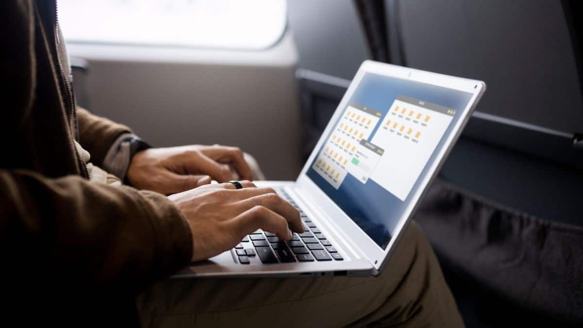 योग्य उम्मीदवार ऑफिशियल वेबसाइट rrbapply.gov.in के जरिए ऑनलाइन अप्लाई कर सकेंगे। (प्रतीकात्मक-फ्रीपिक)