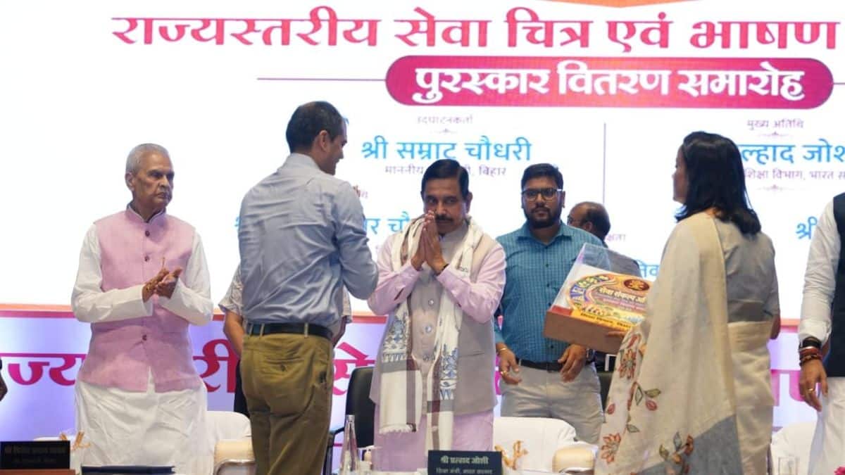 Prahlad Joshi felicitates Bihar students, stresses innovation and NEP 2020 (Image: X/@JoshiPralhad)