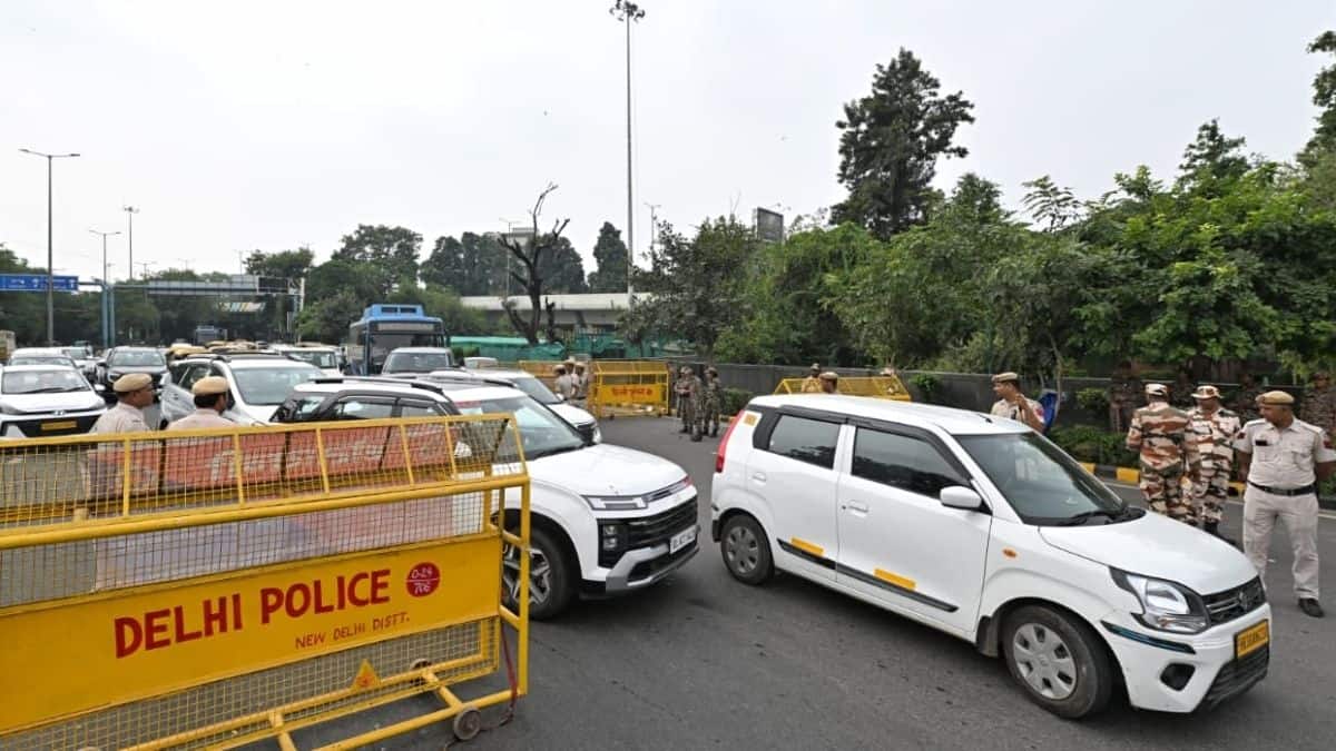 पुलिस ने राष्ट्रीय राजधानी की सीमाओं पर भी सुरक्षा कड़ी कर दी है। वाहनों की जांच बढ़ा दी गई है। (इमेज-एक्स/@the_hindu)
