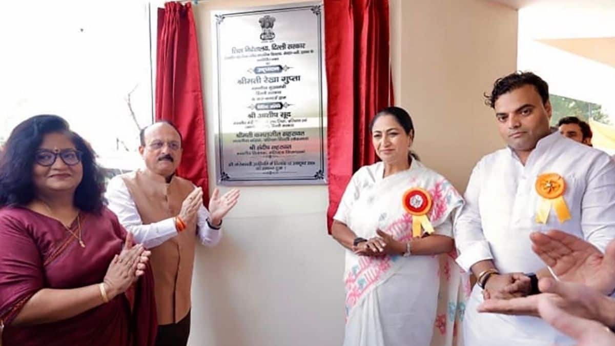 दिल्ली की मुख्यमंत्री रेखा गुप्ता ने शैक्षणिक एवं तकनीकी शिक्षा की कई परियोजनाओं की शुरुआत की। (इमेज-एक्स/@gupta_rekha)