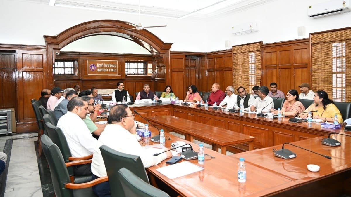कुलपति प्रो योगेश सिंह ने कहा, 21वीं सदी की आवश्यकताओं को ध्यान में रखते हुए इन भवनों की डिजाइन तैयार की गई हैं।
