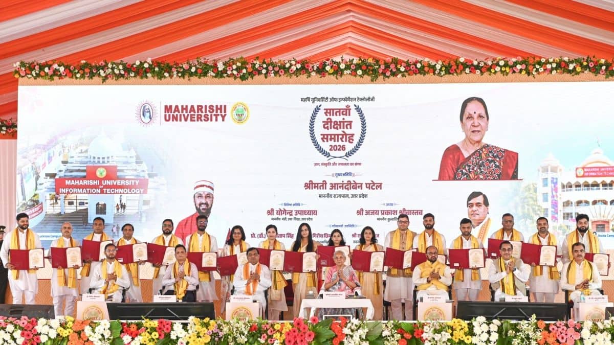 राज्यपाल आनंदीबेन पटेल ने महर्षि यूनिवर्सिटी, लखनऊ के सातवें दीक्षोत्सव में शामिल हुईं। (इमेज-एक्स/@GovernorofUp)