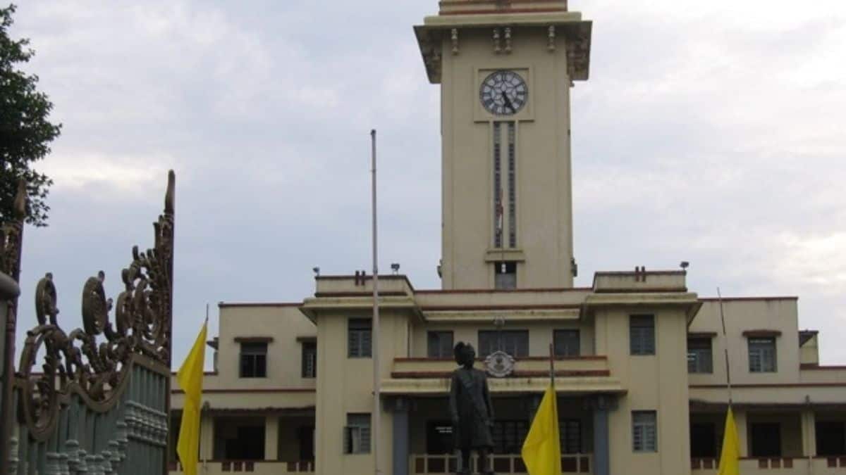 Protesting students shouted slogans against the RSS outside the venue. (Image: Wikimediacommons))