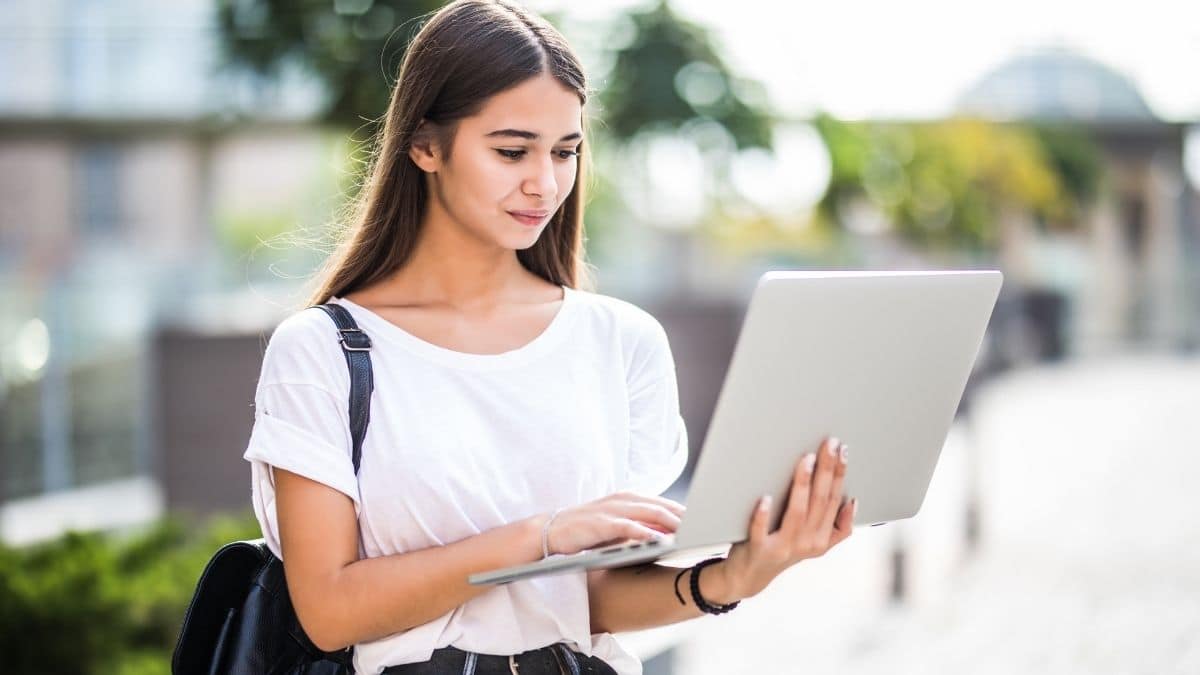 कैंडिडेट्स अब तय समय में डॉक्यूमेंट्स ऑनलाइन या ऑफलाइन जमा कर सकते हैं। (प्रतीकात्मक-फ्रीपिक)