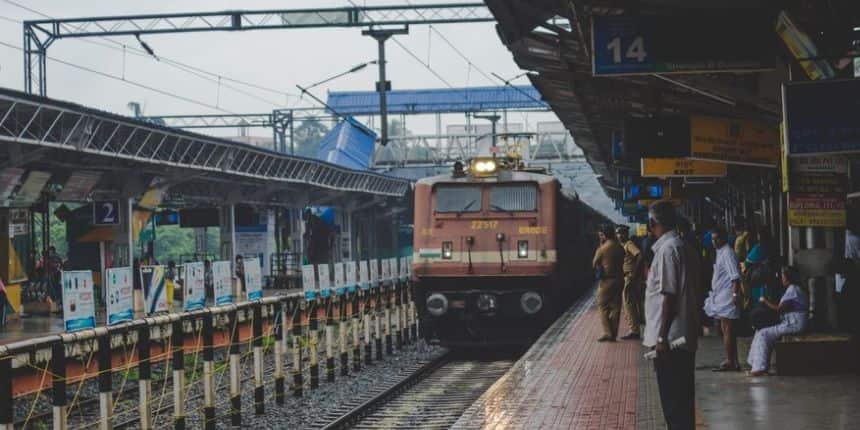 आरआरबी ग्रुप डी भर्ती 2026 के तहत चयनित उम्मीदवारों को 18,000 रुपये मूल वेतन और भत्ता दिया जाएगा। (प्रतीकात्मक-फ्रीपिक)