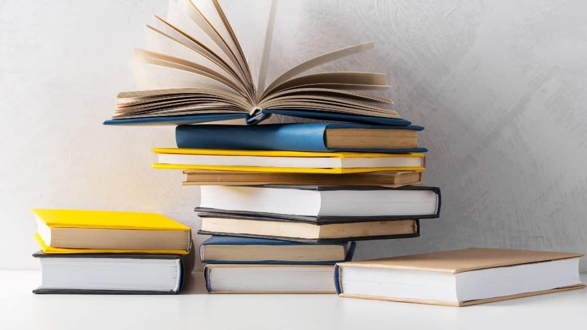 आरोपियों के पास से करीब 13,000 नकली पुस्तकें बरामद की गई हैं। (प्रतीकात्मक-फ्रीपिक)