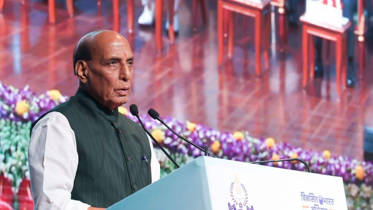 राजनाथ सिंह ने कार्यक्रम में सैनिक स्कूलों द्वारा निभाई गई भूमिका की सराहना की। (इमेज-एक्स/@DefenceMinIndia)