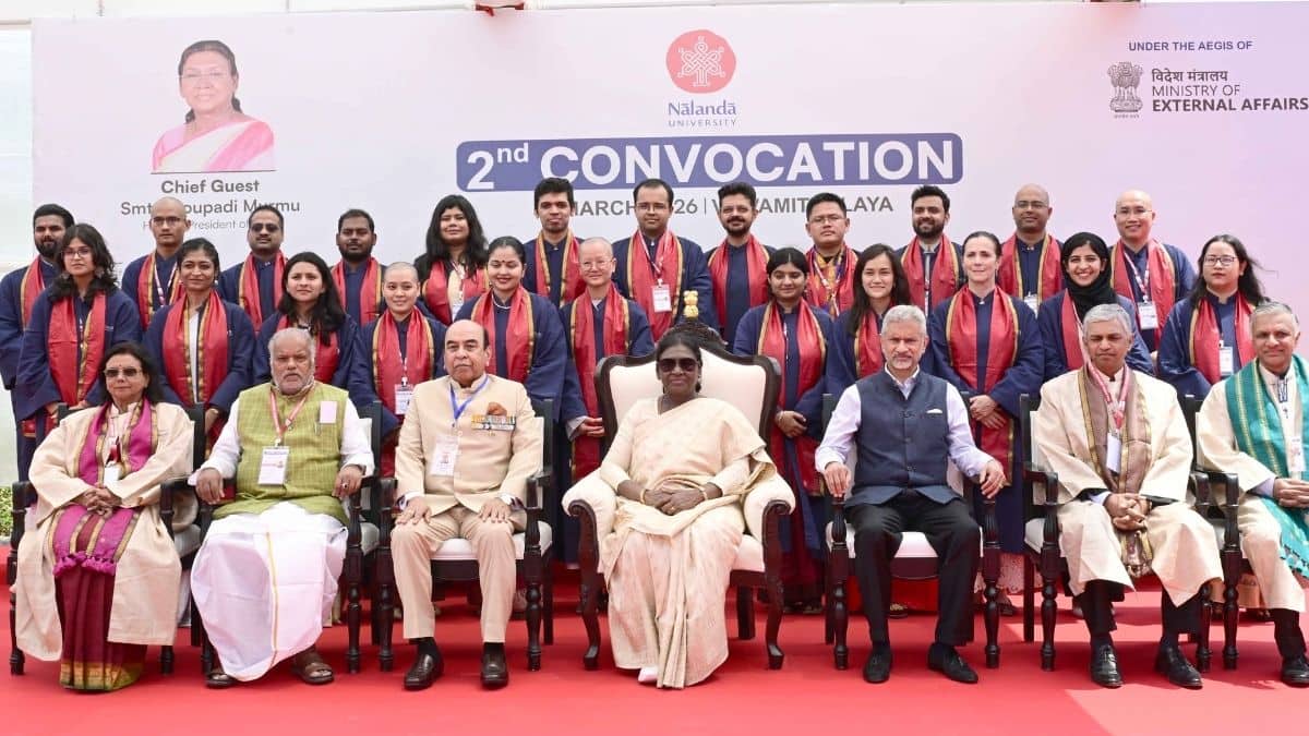 इस वर्ष स्नातक की डिग्री हासिल करने वाले विद्यार्थियों में आधे से अधिक अंतरराष्ट्रीय विद्यार्थी हैं, जो 30 से अधिक देशों से आए हैं। (इमेज-आधिकारिक एक्स/@rashtrapatibhvn)