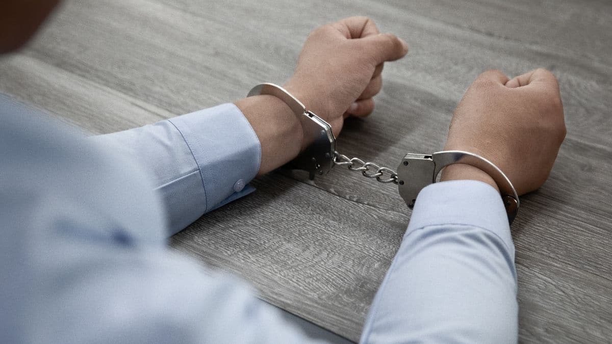 शिकायत के बाद पुलिस ने विश्वविद्यालय के एक कंप्यूटर ऑपरेटर सहित 3 लोगों को गिरफ्तार किया है। (प्रतीकात्मक-फ्रीपिक)