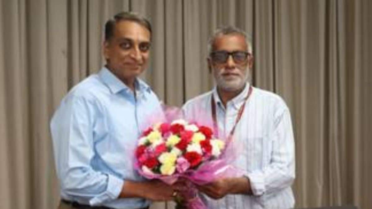 साधना सप्ताह 2026 प्रोग्राम में आईआईटी हैदराबाद के एसोसिएट प्रोफेसर डॉ. मोहन राघवन और उच्च शिक्षा विभाग के संयुक्त सचिव (प्रशासन) सैयद एकराम रिज़वी उपस्थित रहे। (स्त्रोत-पीआईबी)