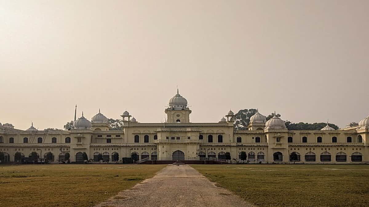 Lucknow University June 2026 Semester: Regular students should have to fill the examination form online and submit it along with the semester fee receipt. (Image source: Wikimedia Commons)