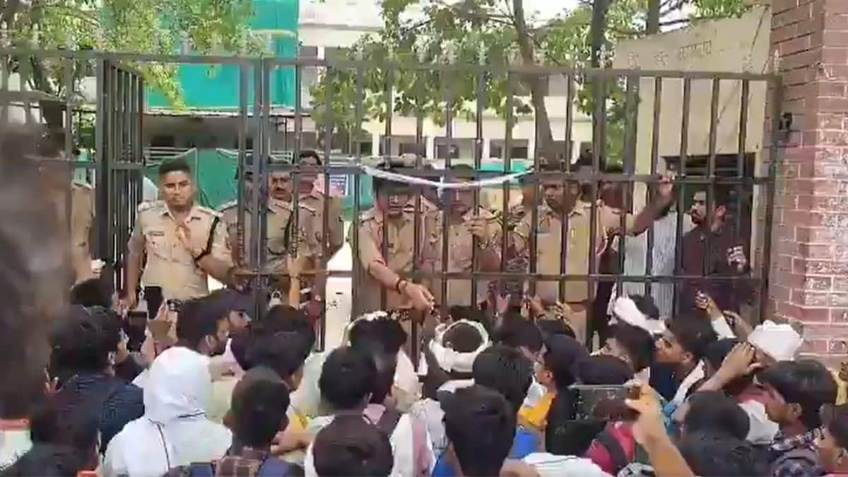 अभ्यर्थी, और साथ ही कई राजनीतिक दल, इस मुद्दे के विरोध में सड़कों पर उतर आए हैं। (इमेज-एक्स/@thelucknowtimes)