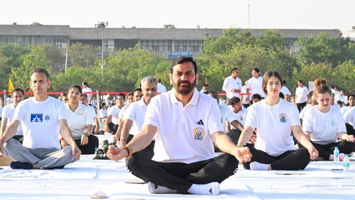 राज्य सरकार की भर्ती परीक्षाओं में भी योग अनिवार्य विषय होगा। (इमेज-एक्स/@NayabSainiBJP)