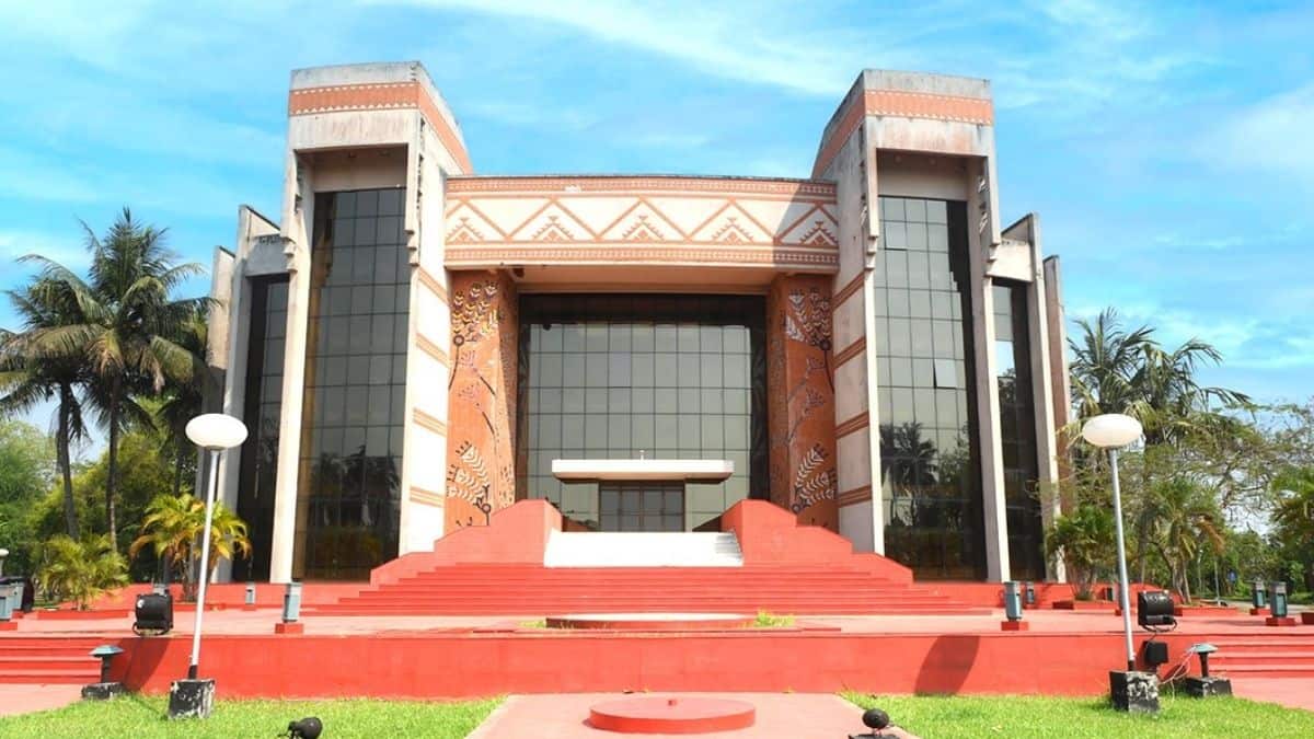 आईआईएम कलकत्ता की आधिकारिक वेबसाइट www.iimcal.ac.in है।