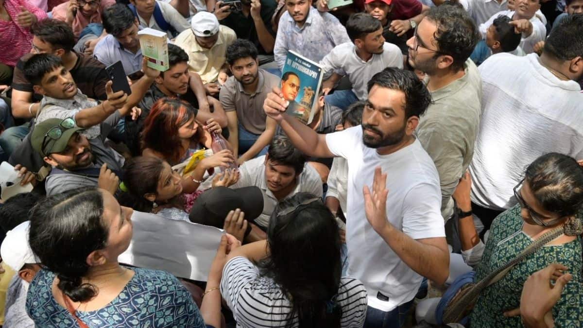 अभिजीत दीपके ने समर्थकों को एक किताब और राष्ट्रीय ध्वज लाने के लिए प्रोत्साहित किया। (इमेज-एक्स/@rajkraj_ht)