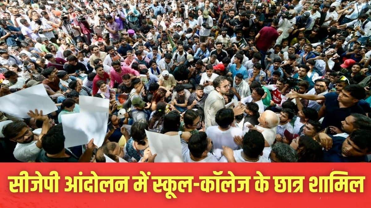स्कूल-कॉलेज के छात्र, प्रतियोगी परीक्षाओं की तैयारी करने वाले उम्मीदवार और अभिभावक दिल्ली के जंतर-मंतर पर पहुंचे। (इमेज-एक्स/@Cockroachisback)